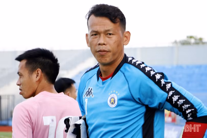 Các ngôi sao Hà Nội FC tập làm quen sân vận động Hà Tĩnh