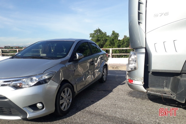 Xe tải đâm Vios xoay ngang trên quốc lộ 1A qua Hà Tĩnh