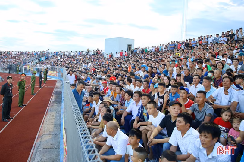 Hồng Lĩnh Hà Tĩnh chia điểm với đương kim vô địch Hà Nội FC