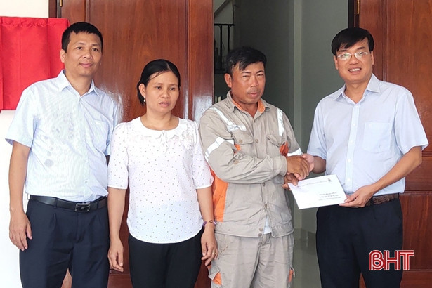 Ngành điện bàn giao “Mái ấm công đoàn” cho đoàn viên khó khăn