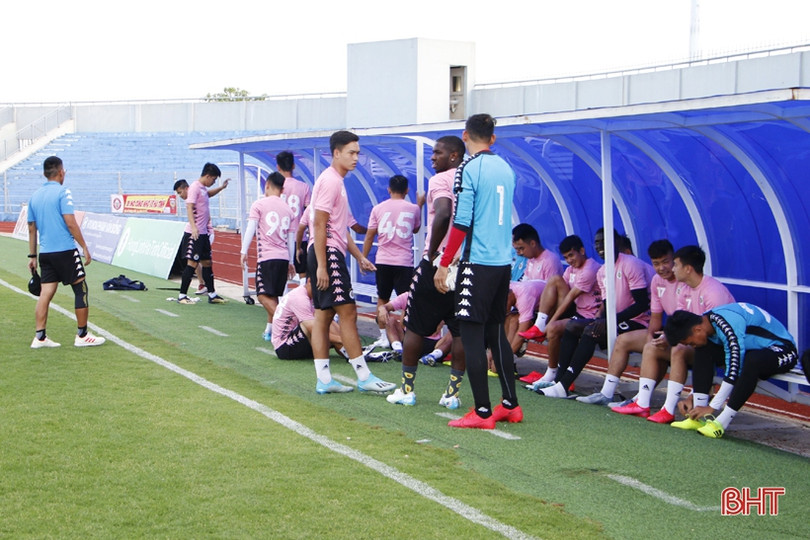 Các ngôi sao Hà Nội FC tập làm quen sân vận động Hà Tĩnh