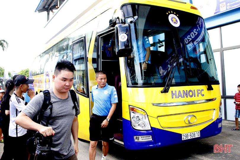 Các ngôi sao Hà Nội FC tập làm quen sân vận động Hà Tĩnh