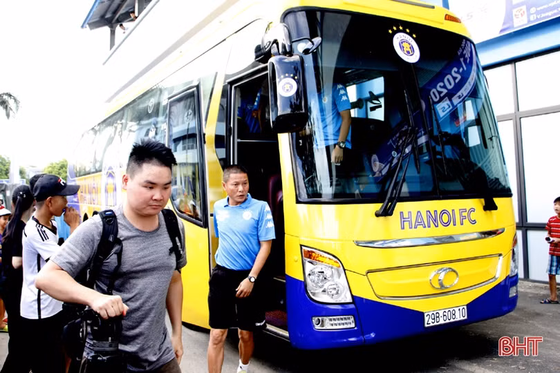 Các ngôi sao Hà Nội FC tập làm quen sân vận động Hà Tĩnh