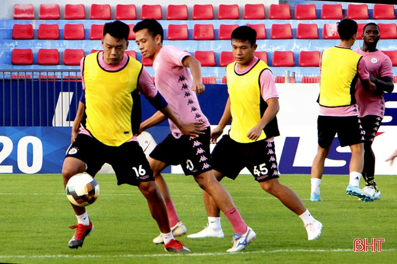 Các ngôi sao Hà Nội FC tập làm quen sân vận động Hà Tĩnh