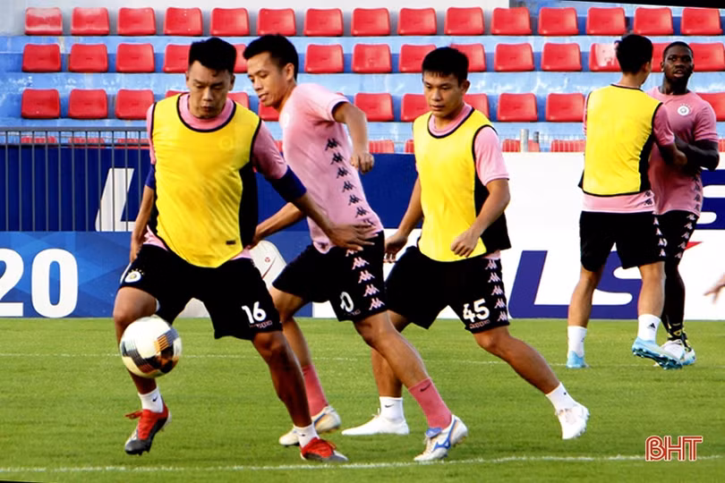 Các ngôi sao Hà Nội FC tập làm quen sân vận động Hà Tĩnh