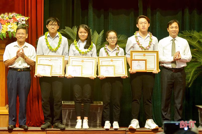 Hà Tĩnh tuyên dương 89 học sinh giỏi quốc gia năm học 2019 - 2020