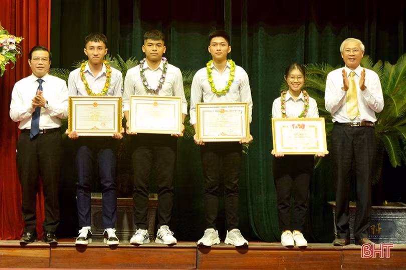 Hà Tĩnh tuyên dương 89 học sinh giỏi quốc gia năm học 2019 - 2020