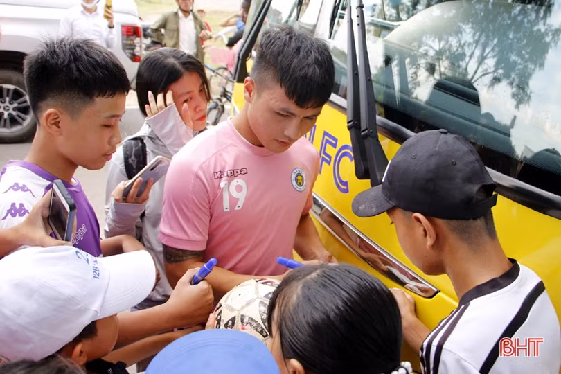 Các ngôi sao Hà Nội FC tập làm quen sân vận động Hà Tĩnh