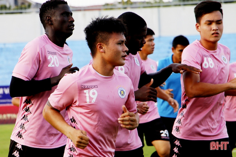 Các ngôi sao Hà Nội FC tập làm quen sân vận động Hà Tĩnh