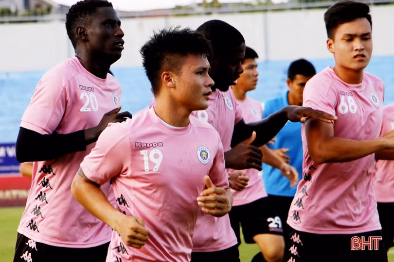 Các ngôi sao Hà Nội FC tập làm quen sân vận động Hà Tĩnh