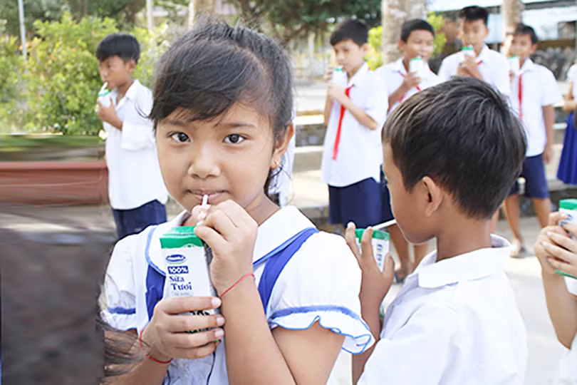 Niềm vui nhân đôi của trẻ em Trà Vinh: Quay lại trường và uống sữa học đường