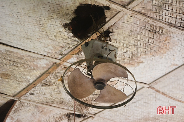 Trụ sở một xã miền núi Hà Tĩnh xập xệ, không dám bật quạt trần vì sợ rơi