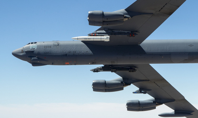 Oanh tạc cơ Mỹ đánh rơi tên lửa