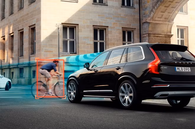 Buông 2 tay khỏi vô-lăng khi lái ô tô có nguy hiểm?