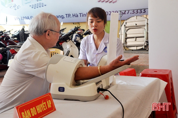 Khám sức khỏe định kỳ cho 722 cán bộ thuộc diện Ban Thường vụ Tỉnh ủy Hà Tĩnh quản lý