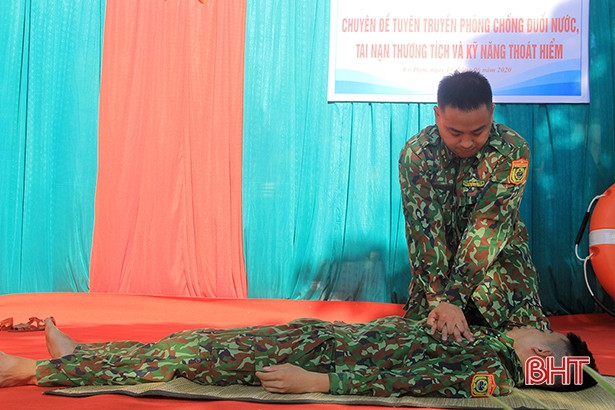 Hơn 600 học sinh Nghi Xuân được hướng dẫn kỹ năng phòng chống đuối nước