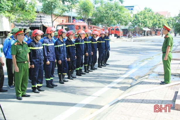 Diễn tập giải cứu 7 người bị mắc kẹt trong đám cháy lớn ở TX Hồng Lĩnh
