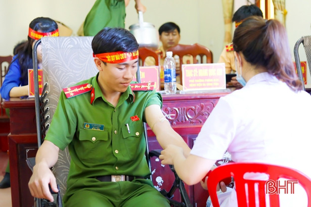 Tiếp nhận 104 đơn vị máu từ cán bộ chiến sỹ công an các huyện miền núi Hà Tĩnh