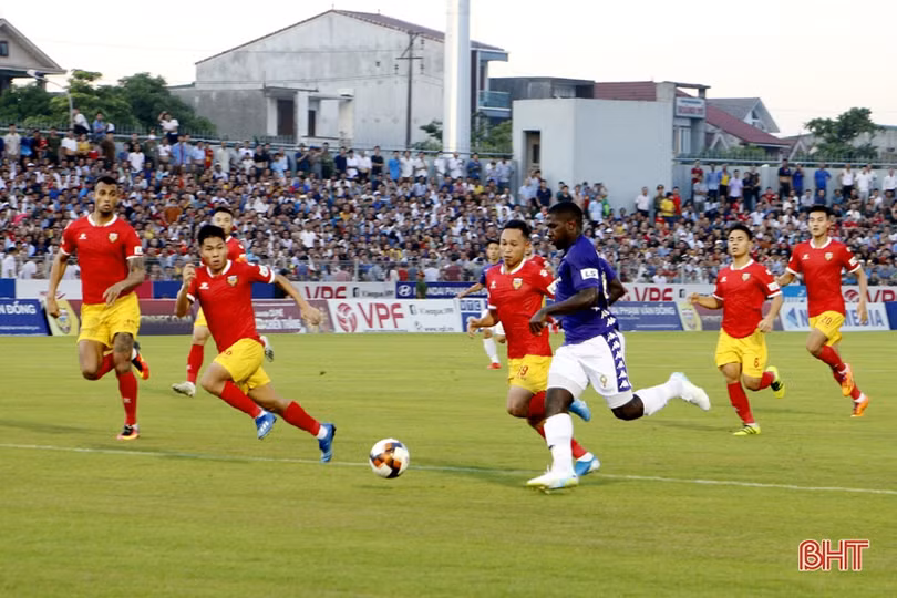 Hồng Lĩnh Hà Tĩnh chia điểm với đương kim vô địch Hà Nội FC