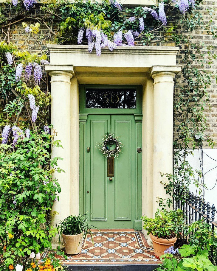 Trang trí cửa nhà bằng hoa đẹp mơ màng theo phong cách London