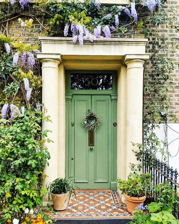 Trang trí cửa nhà bằng hoa đẹp mơ màng theo phong cách London