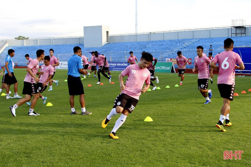 Các ngôi sao Hà Nội FC tập làm quen sân vận động Hà Tĩnh