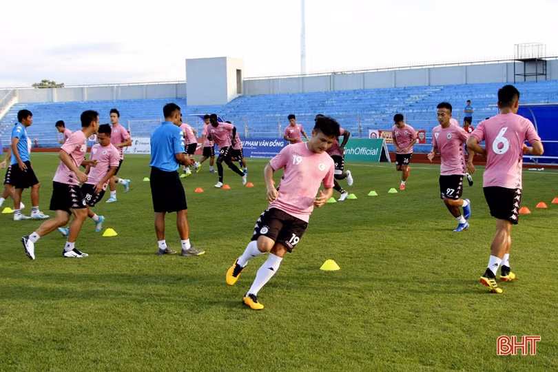 Các ngôi sao Hà Nội FC tập làm quen sân vận động Hà Tĩnh