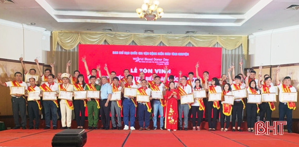 Khuyết một tay vẫn 23 lần hiến máu, Bí thư Chi đoàn ở Hà Tĩnh được vinh danh toàn quốc