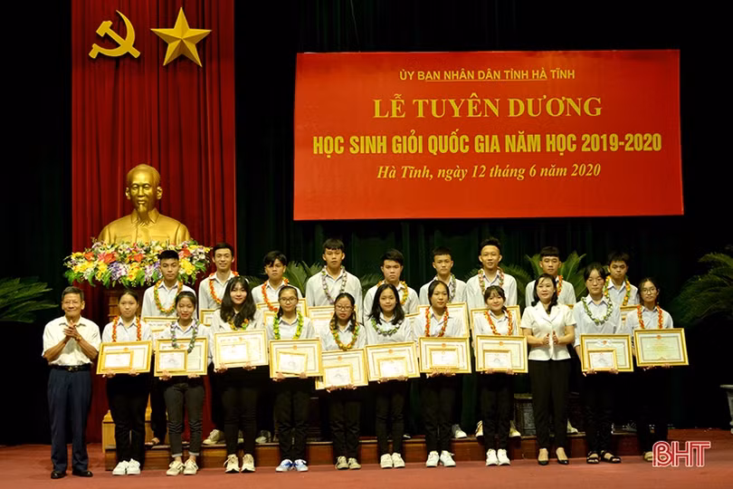 Hà Tĩnh tuyên dương 89 học sinh giỏi quốc gia năm học 2019 - 2020