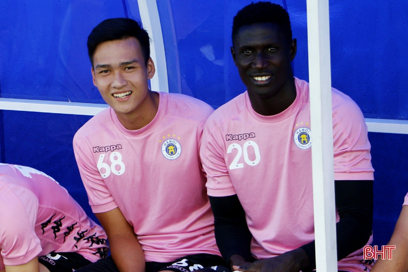 Các ngôi sao Hà Nội FC tập làm quen sân vận động Hà Tĩnh