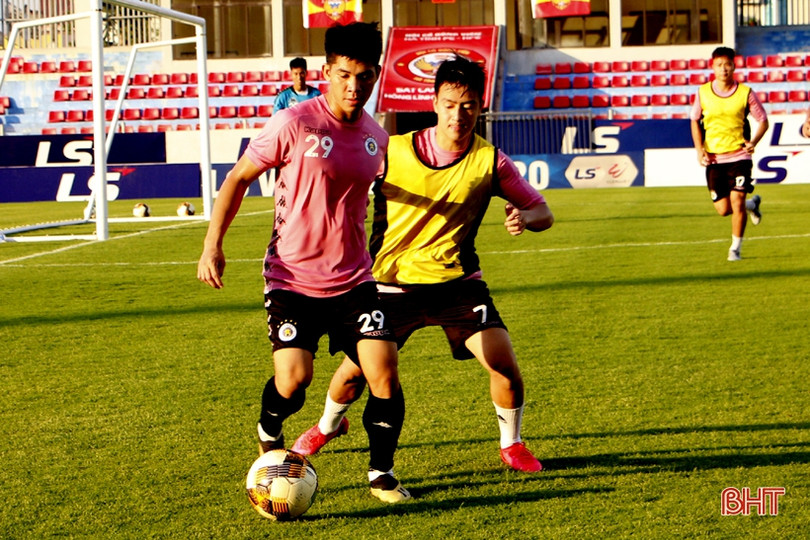 Các ngôi sao Hà Nội FC tập làm quen sân vận động Hà Tĩnh