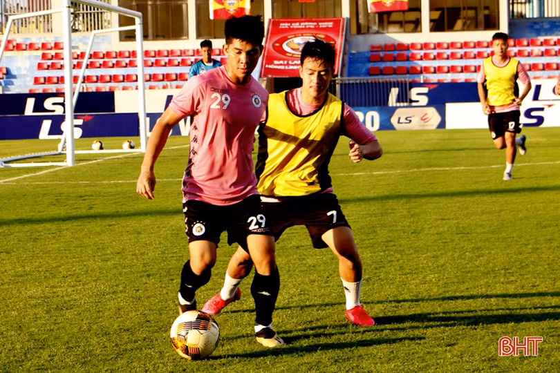 Các ngôi sao Hà Nội FC tập làm quen sân vận động Hà Tĩnh