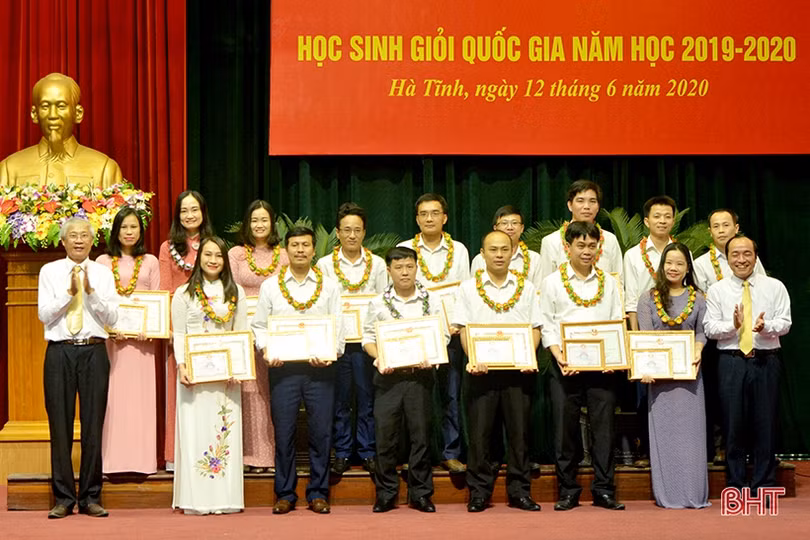Hà Tĩnh tuyên dương 89 học sinh giỏi quốc gia năm học 2019 - 2020