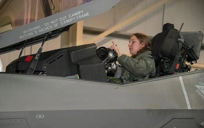 Nữ phi công Mỹ đầu tiên lái tiêm kích F-35A làm nhiệm vụ chiến đấu