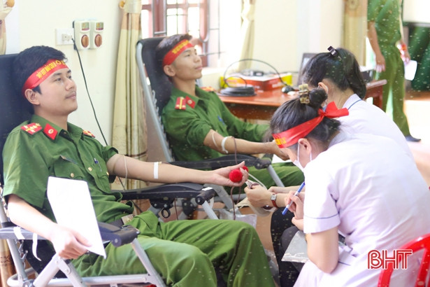 Tiếp nhận 104 đơn vị máu từ cán bộ chiến sỹ công an các huyện miền núi Hà Tĩnh
