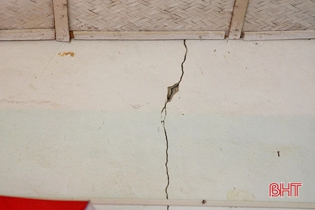 Trụ sở một xã miền núi Hà Tĩnh xập xệ, không dám bật quạt trần vì sợ rơi