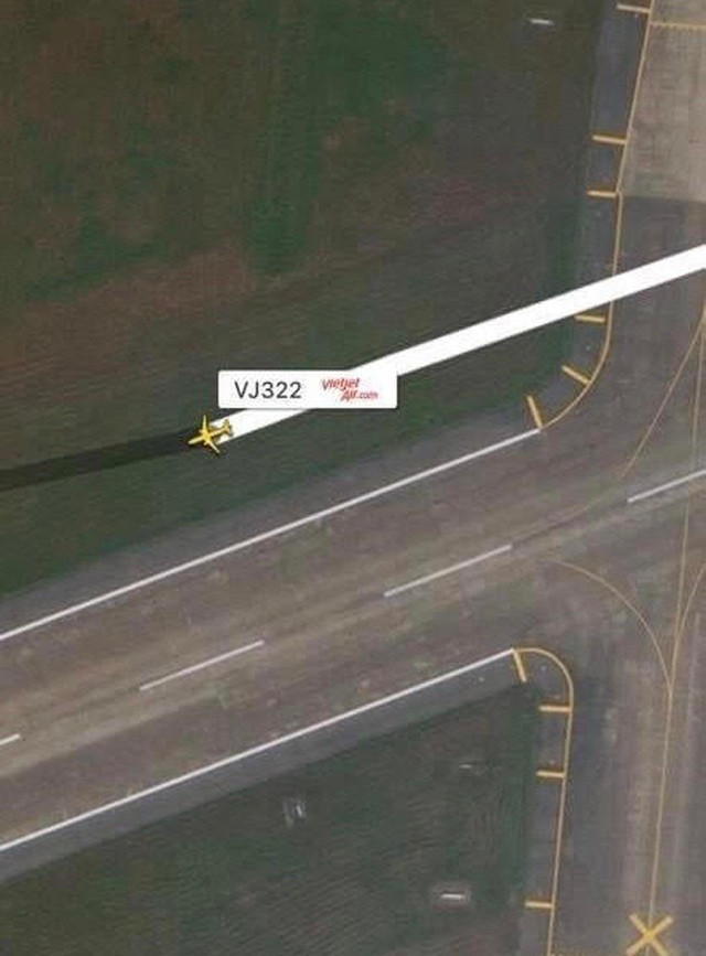 Máy bay hạ cánh trượt khỏi đường băng Tân Sơn Nhất