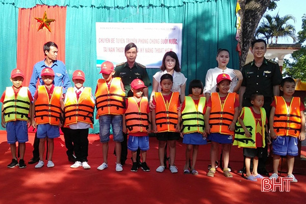 Hơn 600 học sinh Nghi Xuân được hướng dẫn kỹ năng phòng chống đuối nước