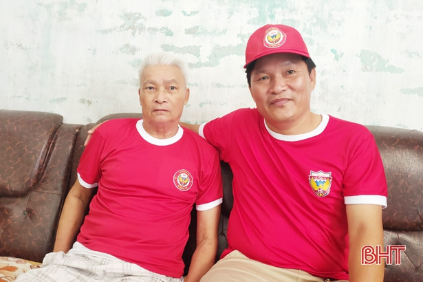 Đại diện Hội Cổ động viên tặng vé và áo cho ông Nguyễn Trọng Chuẩn (người bên trái). 11.000 vé trận Hồng Lĩnh Hà Tĩnh - Hà Nội FC hết vèo, in thêm 2.000 bán lúc 14h chiều nay