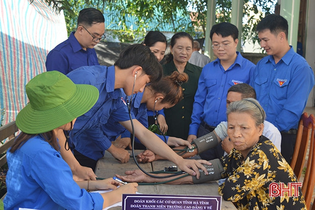 Tuổi trẻ tình nguyện tổ chức khám, cấp thuốc miễn phí cho 150 TNXP Hà Tĩnh