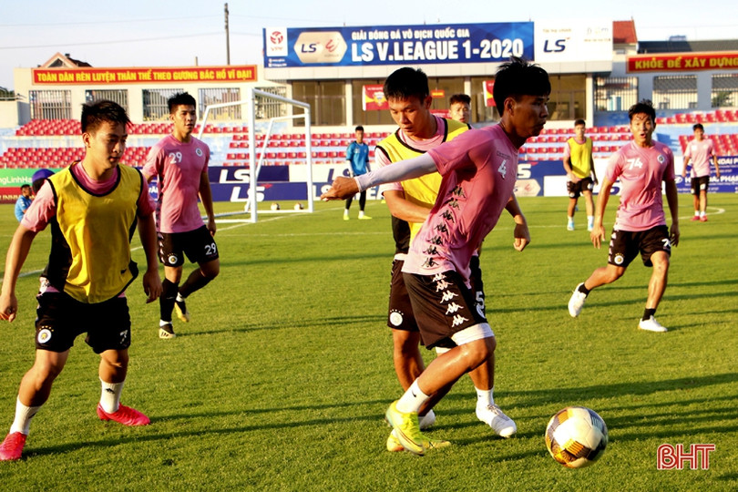 Các ngôi sao Hà Nội FC tập làm quen sân vận động Hà Tĩnh
