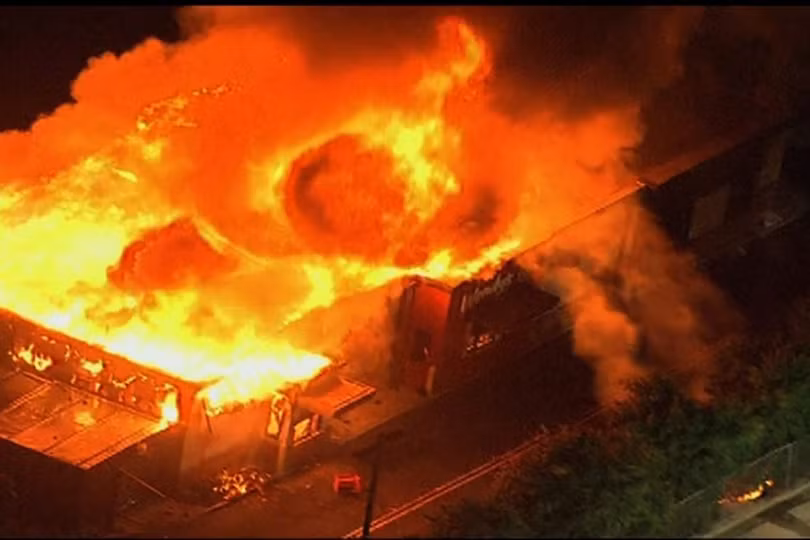 Người biểu tình Mỹ chặn đường cao tốc, đốt nhà hàng