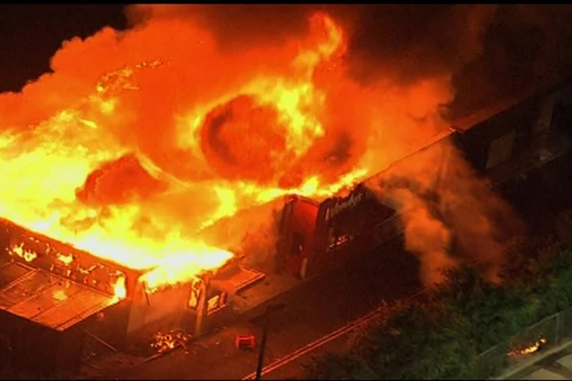 Người biểu tình Mỹ chặn đường cao tốc, đốt nhà hàng