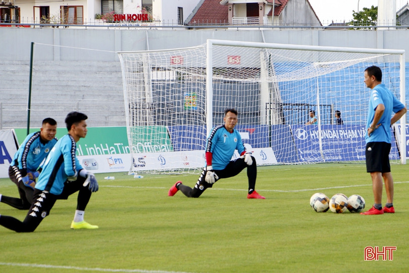 Các ngôi sao Hà Nội FC tập làm quen sân vận động Hà Tĩnh