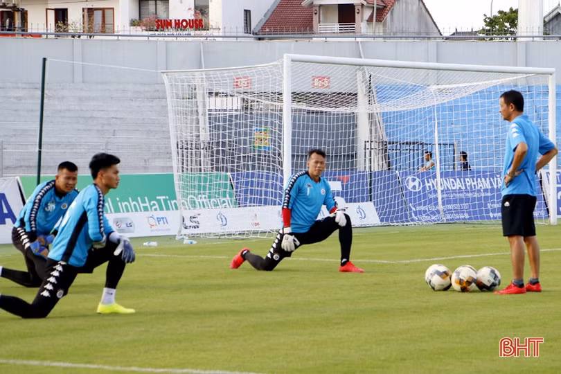 Các ngôi sao Hà Nội FC tập làm quen sân vận động Hà Tĩnh