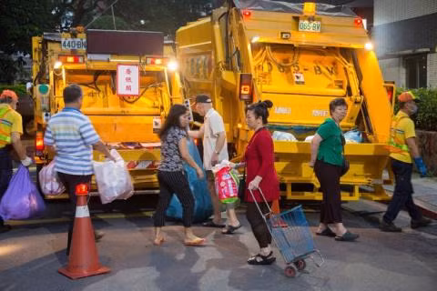 Thu phí rác sinh hoạt theo kilogam: Sao phải ngại?