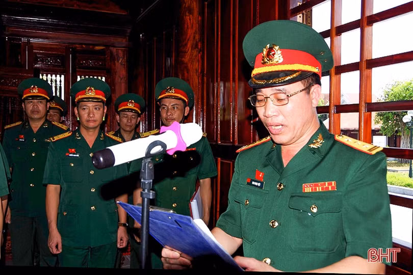 Đoàn đại biểu Đại hội Đảng bộ Quân sự Hà Tĩnh dâng hương báo công tại Khu lưu niệm Bác Hồ