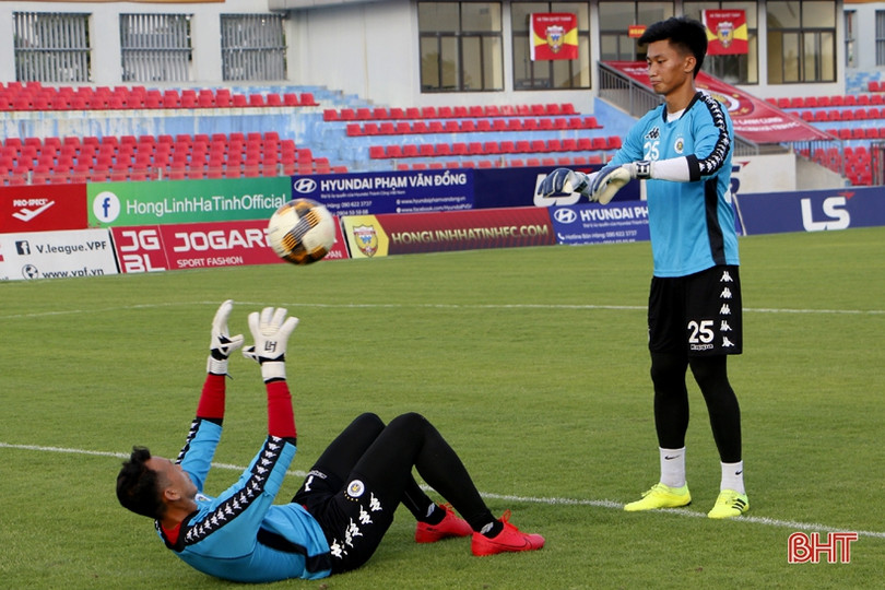 Các ngôi sao Hà Nội FC tập làm quen sân vận động Hà Tĩnh