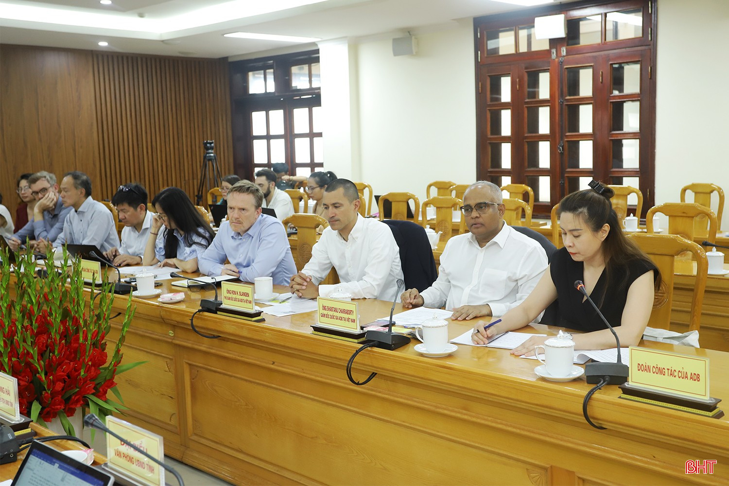 Các thành viên trong đoàn công tác của ADB. bqbht_br_ubnd-tinh-lam-viec-voi-ngan-hang-adb-2a.jpg