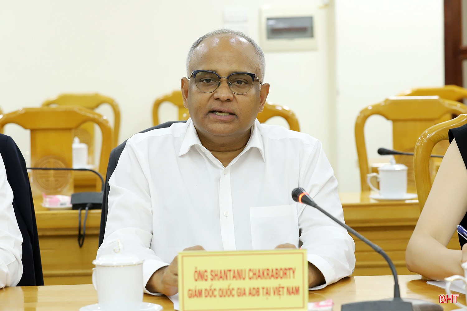 Ông Shantanu Chakraborty – Giám đốc Quốc gia ADB tại Việt Nam trao đổi về một số nội dung liên quan tới dự án. bqbht_br_ubnd-tinh-lam-viec-voi-ngan-hang-adb-1d.jpg